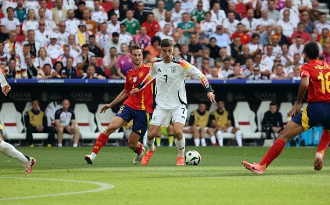 05.07.24 Spanien - Deutschland Deutschland, Stuttgart, 05.07.2024, Fussball, UEFA EURO, EM, Europameisterschaft,Fussball 2024, Viertelfinale, Spanien - Deutschland: v.l. Fabian (Spanien), Kai Havertz (Deutschland).