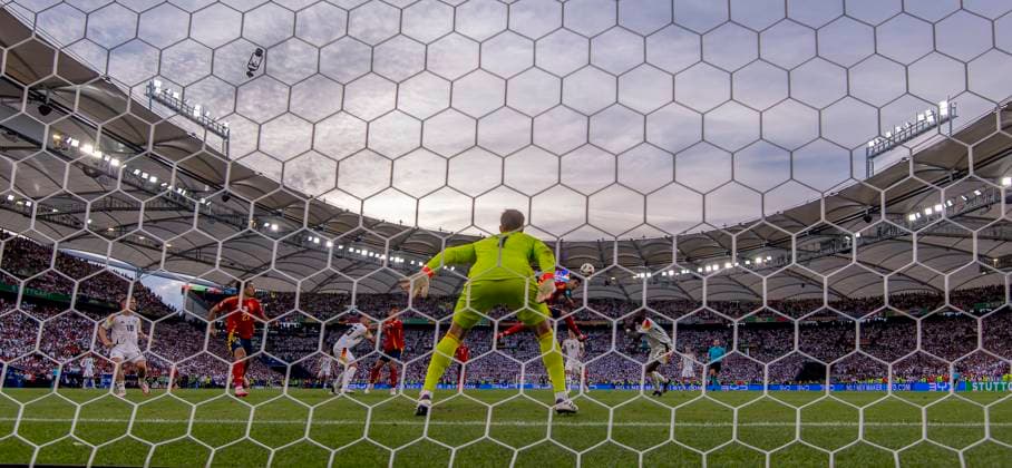 05.07.2024, Fussball UEFA EURO, EM, Europameisterschaft,Fussball 2024, Viertelfinale, Spanien - Deutschland, in der Stuttgart-Arena. Der entscheidende Kopfballtreffer zum 2:1 in der Nachspielzeit durch Mikel Merino (mitte, Spanien), Antonio Rüdiger (Deutschland) steht zu weit weg, Torwart Manuel Neuer (Deutschland) ohne Chance.