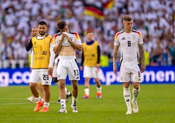 05.07.2024, Fussball UEFA EURO, EM, Europameisterschaft,Fussball 2024, Viertelfinale, Spanien - Deutschland, in der Stuttgart-Arena. Frust nach dem Spiel bei Thomas Müller (2.v.li, Deutschland), Deniz Undav (li, Deutschland) und Toni Kroos (Deutschland)