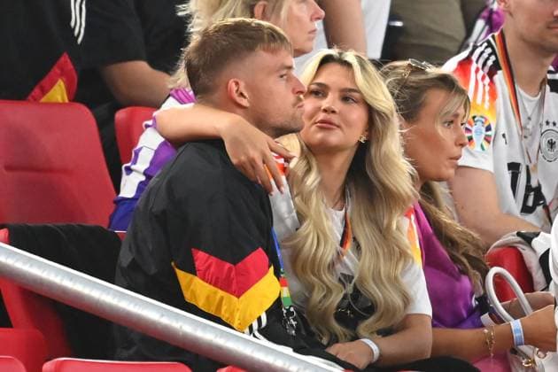 Maximilian MITTELSTAEDT (GER) mit Freundin Lea PRINZ nach Spielende auf der Tribuene, Enttaeuschung,Frust,enttaeuscht, frustriert,niedergeschlagen, Spielerfrau,Spielerfrauen. Viertelfinale Spanien (ESP) - Deutschland (GER) 2-1 n.V am 05.07.2024,Stuttgart Arena, Fussball UEFA EURO, EM, Europameisterschaft,Fussball 2024 GERMANY vom 14.06.2024 - 14.07.2024.