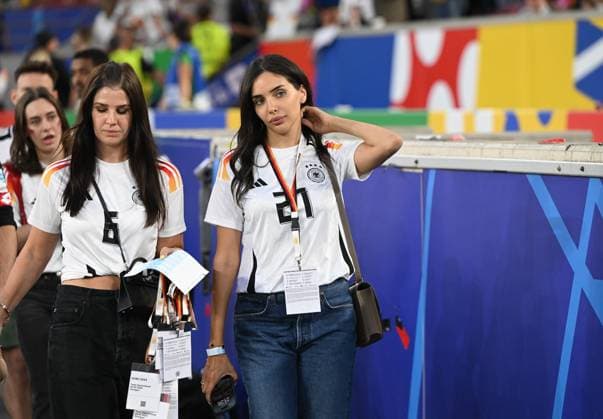 Fußball, Herren, Saison 2023 24, Euro EM 2024, Viertelfinale in Stuttgart, Spanien - Deutschland (2:1 n. V.), v. l. Lina Kimmich (Frau von Joshua Kimmich), Sara (Frau von Ilkay Gündogan), Enttäuschung nach Abpfiff, 05.07. 2024, Copyright: xMatthiasxKochx