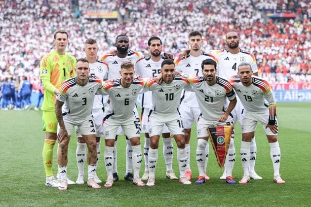 Fussball, UEFA EURO, EM, Europameisterschaft,Fussball 2024 Viertelfinale Spanien - Deutschland 05.07.2024, Stuttgart Arena Teamfoto Deutschland Hintere Reihe v.L: Manuel Neuer (Deutschland, 1), Toni Kroos (Deutschland, 8), Antonio Rüdiger (Deutschland, 2), Emre Can (Deutschland, 25), Kai Havertz (Deutschland, 7), Jonathan Tah (Deutschland, 4) Vordere Riehe v.L: David Raum (Deutschland, 3), Joshua Kimmich (Deutschland, 6), Jamal Musiala (Deutschland, 10), Ilkay Gündogan (Deutschland, 21), Leroy Sane (Deutschland, 19) Stuttgart Stuttgart Arena Baden-Württemberg Deutschland