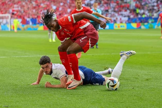 Declan Rice (England, 04) im Zweikampf mit Breel Embolo (Schweiz, 07) , Fussball, UEFA , Europa Meisterschaft, (Viertelfinale) 2024, England vs. Schweiz, 06.07.2024, Duesseldorf Arena, Duesseldorf, Deutschland Duesseldorf Duesseldorf Arena Nordrhein-Westfalen Deutschland Copyright: xGrantxHubbsx