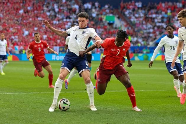 Declan Rice (England, 04) im Zweikampf mit Breel Embolo (Schweiz, 07) , Fussball, UEFA , Europa Meisterschaft, (Viertelfinale) 2024, England vs. Schweiz, 06.07.2024, Duesseldorf Arena, Duesseldorf, Deutschland Duesseldorf Duesseldorf Arena Nordrhein-Westfalen Deutschland Copyright: xGrantxHubbsx