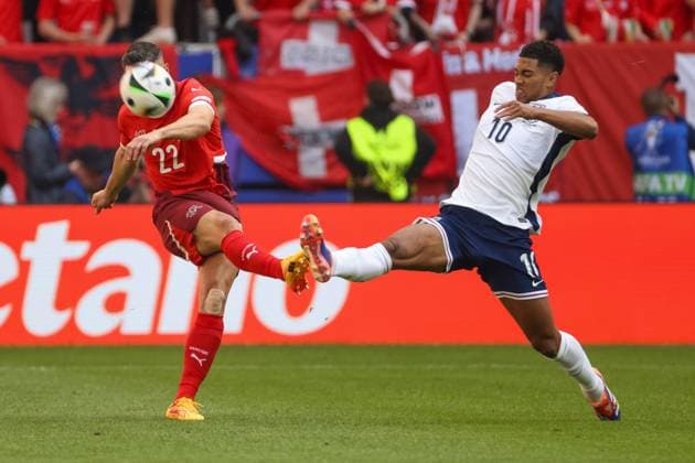 Zweikampf Fabian Schaer (Schweiz, 22) und Jude Bellingham (England, 10) , Fussball, UEFA , Europa Meisterschaft, (Viertelfinale) 2024, England vs. Schweiz, 06.07.2024, Duesseldorf Arena, Duesseldorf, Deutschland Duesseldorf Duesseldorf Arena Nordrhein-Westfalen Deutschland Copyright: xGrantxHubbsx