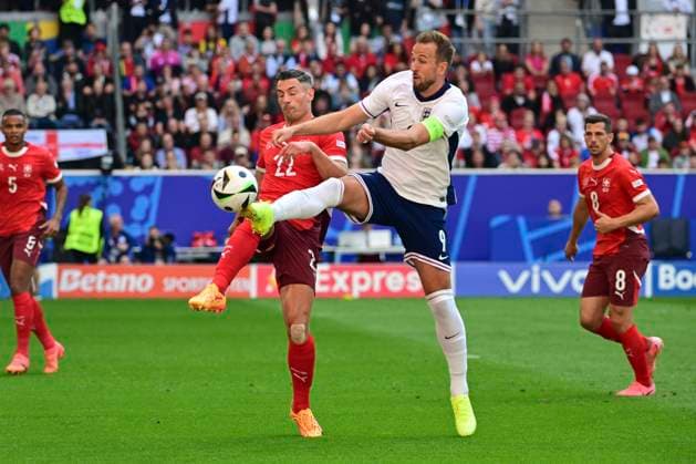 Fabian Schaer 22 (Schweiz) im Zweikampf, Aktion, mit Harry Kane 9 (England), England - Schweiz, Fussball, UEFA EURO, EM, Europameisterschaft,Fussball 2024, Viertelfinale, 06.07.2024 Düsseldorf Nordrhein - Westfalen Deutschland