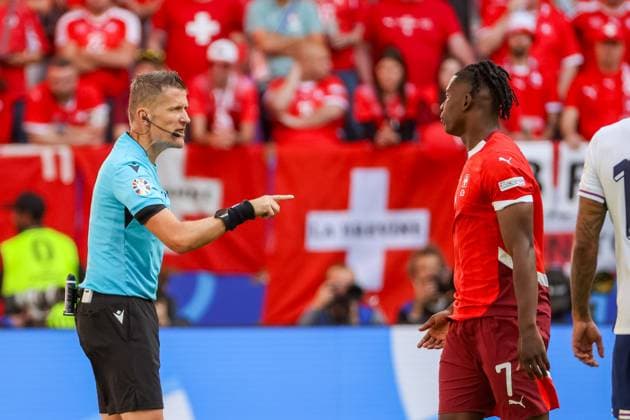 Schiedsrichter Daniele Orsato (Italien) mit Breel Embolo (Schweiz, 07) , Fussball, UEFA , Europa Meisterschaft, (Viertelfinale) 2024, England vs. Schweiz, 06.07.2024, Duesseldorf Arena, Duesseldorf, Deutschland Duesseldorf Duesseldorf Arena Nordrhein-Westfalen Deutschland Copyright: xGrantxHubbsx