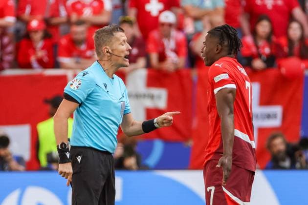 Schiedsrichter Daniele Orsato (Italien) macht Breel Embolo (Schweiz, 07) eine Ansage , Fussball, UEFA , Europa Meisterschaft, (Viertelfinale) 2024, England vs. Schweiz, 06.07.2024, Duesseldorf Arena, Duesseldorf, Deutschland Duesseldorf Duesseldorf Arena Nordrhein-Westfalen Deutschland Copyright: xGrantxHubbsx