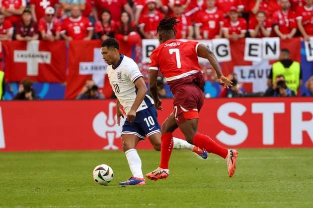 Jude Bellingham (England, 10) am Ball, daneben Breel Embolo (Schweiz, 07) , Fussball, UEFA , Europa Meisterschaft, (Viertelfinale) 2024, England vs. Schweiz, 06.07.2024, Duesseldorf Arena, Duesseldorf, Deutschland Duesseldorf Duesseldorf Arena Nordrhein-Westfalen Deutschland Copyright: xGrantxHubbsx