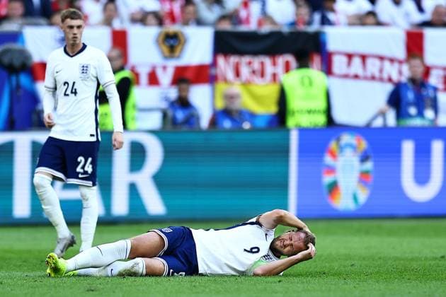 Harry Kane of England goes down injured England v Switzerland, UEFA European Championship, EM, Europameisterschaft 2024, Quarter Final, Football, Dusseldorf Arena, Dusseldorf, Germany, 06 Jul 2024 EDITORIAL USE ONLY No use with unauthorised audio, video, data, fixture lists, club league logos or live services. Online in-match use limited to 120 images, no video emulation. No use in betting, games or single club league player publications. Copyright: xMichaelxZemanek Shutterstockx 14571385cv