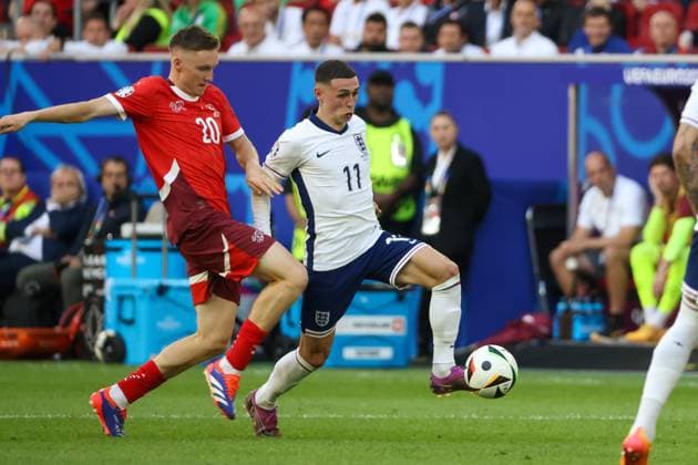 Michel Aebischer (Schweiz, 20) und Phil Foden (England, 11) , Fussball, UEFA , Europa Meisterschaft, (Viertelfinale) 2024, England vs. Schweiz, 06.07.2024, Duesseldorf Arena, Duesseldorf, Deutschland Duesseldorf Duesseldorf Arena Nordrhein-Westfalen Deutschland Copyright: xGrantxHubbsx