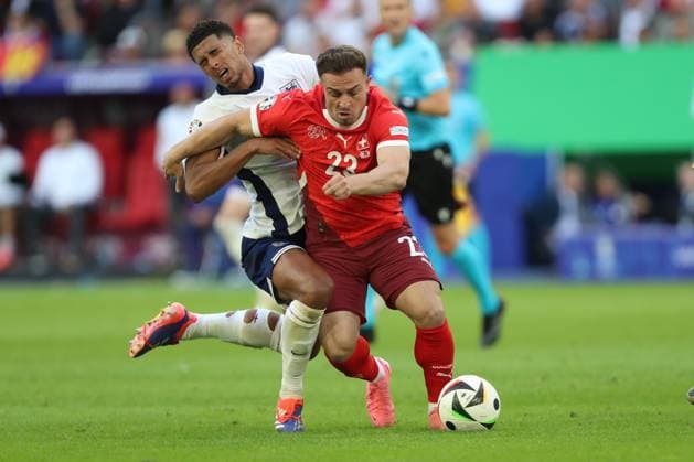 Jude Bellingham (England) und Xherdan Shaqiri (Switzerland) im Zweikampf, UEFA EURO, EM, Europameisterschaft,Fussball 2024 - Quarter-final, England vs Switzerland, Arena Düsseldorf am 06. July 2024 in Düsseldorf, Deutschland. (Foto von Oliver Kaelke DeFodi Images) Jude Bellingham (England) und Xherdan Shaqiri (Switzerland) battle for the ball, UEFA EURO 2024 - Quarter-final, England vs Switzerland, Arena Dusseldorf on July 6, 2024 in Dusseldorf, Germany. (Photo by Oliver Kaelke DeFodi Images) Defodi-678_2024_07_06_OK_ENGSUI_2980