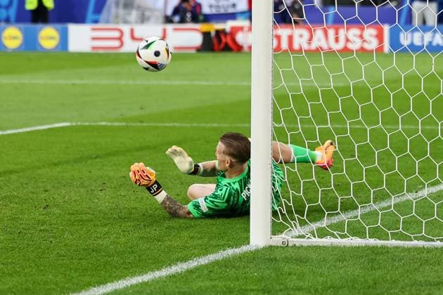 Englands Torhüter Jordan Pickford (England, 01) hält den Schuss des Schweizers Manuel Akanji (Schweiz, 05) , Fussball, UEFA , Europa Meisterschaft, (Viertelfinale) 2024, England vs. Schweiz, 06.07.2024, Duesseldorf Arena, Duesseldorf, Deutschland Duesseldorf Duesseldorf Arena Nordrhein-Westfalen Deutschland Copyright: xGrantxHubbsx