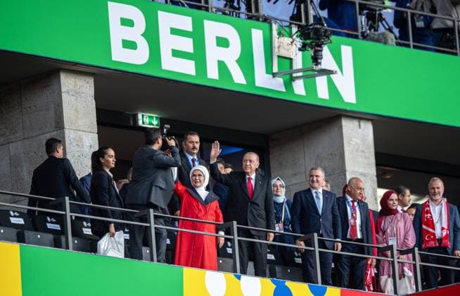 Fussball, Herren, Saison 2023 24, UEFA EURO, EM, Europameisterschaft,Fussball EM 2024, Viertelfinale in Berlin, Niederlande - Türkei, Recep Tayyip Erdogan (Präsident der Republik Türkei) mit Frau Emine Erdogan auf der Tribüne, 06.07. 2024, Copyright: xSebastianxRäppold MatthiasxKochx