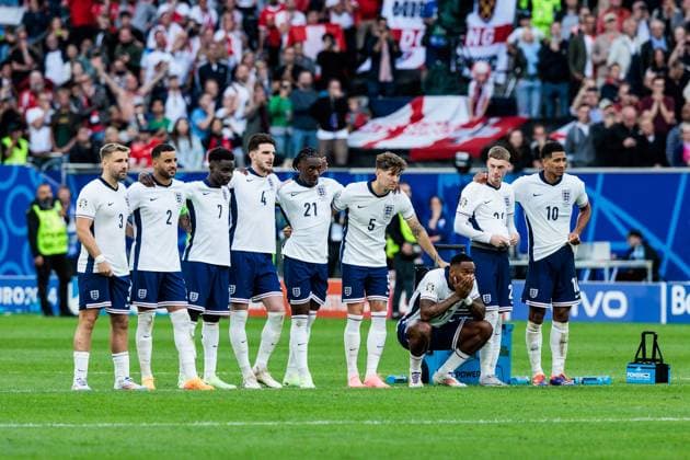 UEFA EURO, EM, Europameisterschaft,Fussball 2024: England - Schweiz; 06.07.2024 Die angespannte englische Nationalmannschaft während dem Elfmeterschießen Luke Shaw (England, 3), Kyle Walker (England, 2), Bukayo Saka (England, 7), Declan Rice (England, 4), Eberechi Eze (England, 21), John Stones (England, 5), Ivan Toney (England, 17), Cole Palmer (England, 24), Jude Bellingham (England, 10) UEFA EURO 2024: England - Schweiz; Düsseldorf Arena, Düsseldorf am 06.07.2024 Copyright: xBEAUTIFULxSPORTS Wunderlx