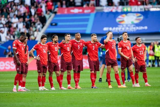 UEFA EURO, EM, Europameisterschaft,Fussball 2024: England - Schweiz; 06.07.2024 Die angespannte Schweizer Nati während dem Elfmeterschießen Denis Zakaria-Lako Lado (Schweiz, 6), Steven Zuber (Schweiz, 14), Ricardo Ivan Rodriguez Araya (Schweiz, 13), Granit Xhaka (Schweiz, 10), Manuel Akanji (Schweiz, 5), Fabian Schär (Schweiz, 22), Vincent Olivier Sierro (Schweiz, 16), Xherdan Shaqiri (Schweiz, 23) UEFA EURO 2024: England - Schweiz; Düsseldorf Arena, Düsseldorf am 06.07.2024 Copyright: xBEAUTIFULxSPORTS Wunderlx