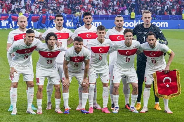 2024-07-06 Netherlands v Turkiye - Quarter-Final - UEFA EURO, EM, Europameisterschaft,Fussball 2024 BERLIN, GERMANY - JULY 6: Mert Gunor of Turkiye, Mert Muldur of Turkiye, Kaan Ayhan of Turkiye, Samet Akaydin of Turkiye, Abdulkerim Bardakci of Turkiye, Ferdi Kadioglu of Turkiye, Arda Guler of Turkiye, Ozcan Salih of Turkiye, Hakan Calhanoglu of Turkiye, Kenan Yildiz of Turkiye, Baris Alper Yilmaz of Turkiye posing for a teamphoto during the Quarter-Final - UEFA EURO 2024 match between Netherlands and Turkiye at Olympiastadion on July 6, 2024 in Berlin, Germany. (Photo by Joris Verwijst BSR Agency) Berlin Germany Content not available for redistribution in The Netherlands directly or indirectly through any third parties. Copyright: xBSRxAgencyx