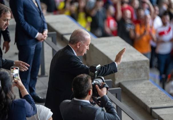 Fussball, Herren, Saison 2023 24, UEFA EURO, EM, Europameisterschaft,Fussball EM 2024, Viertelfinale in Berlin, Niederlande - Türkei, Recep Tayyip Erdogan (Präsident der Republik Türkei) winkt auf der Tribüne, , 06.07. 2024, Copyright: xMatthiasxKochx