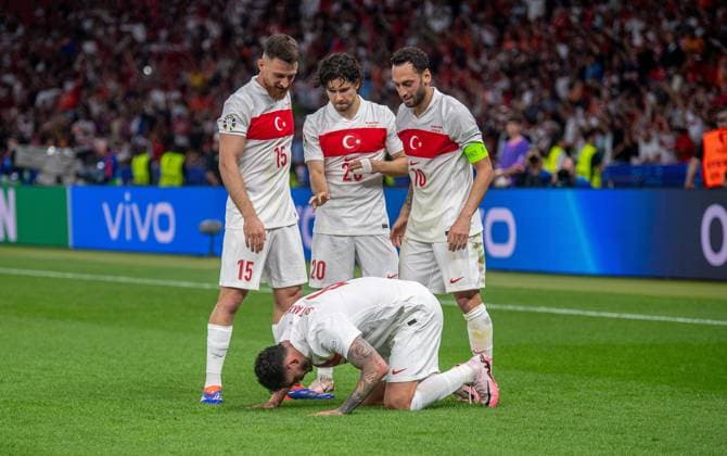 Fussball, Herren, Saison 2023 24, UEFA EURO, EM, Europameisterschaft,Fussball EM 2024, Viertelfinale in Berlin, Niederlande - Türkei, v. l. Salih Özcan (Türkei), Ferdi Kadioglu (Türkei), Samet Akaydin (Türkei), Hakan Calhanoglu (Türkei), Jubel nach Tor zum 0:1, 06.07. 2024, Copyright: xSebastianxRäppold MatthiasxKochx