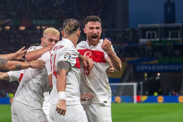 Fussball, Herren, Saison 2023 24, UEFA EURO, EM, Europameisterschaft,Fussball EM 2024, Viertelfinale in Berlin, Niederlande - Türkei, v. l. Samet Akaydin (Türkei), Abdülkerim Bardakci (Türkei), Salih Özcan (Türkei), Jubel nach Tor zum 0:1, 06.07. 2024, Copyright: xSebastianxRäppold MatthiasxKochx