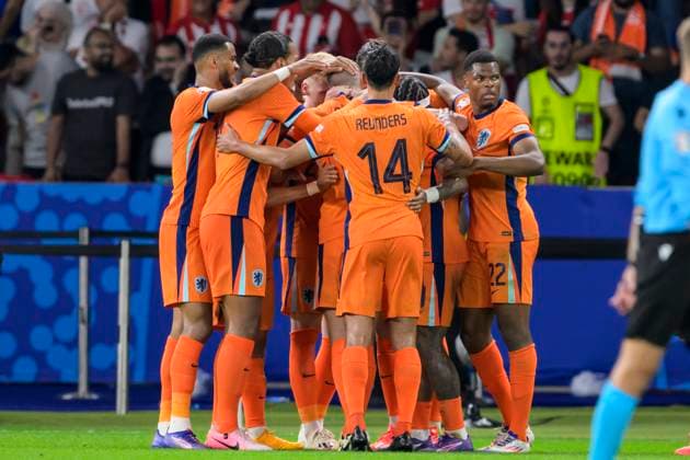 GER, Berlin, Fussball, EM Viertelfinale, Niederlande vs Tuerkei, Fussball-Europameisterschaft 2024, UEFA EURO, EM, Europameisterschaft,Fussball 2024, SP, Olympia - Stadion Berlin, Nach Ausgleich zum 1:1 durch Stefan De Vrij (NED, 06), Tor, Treffer, Jubel, Torjubel, Freude, Begeisterung, feiert, 06.07.2024, Copyright: HMBxMedia UwexKoch