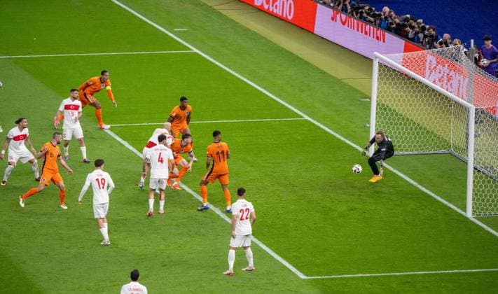 Fussball, Herren, Saison 2023 24, UEFA EURO, EM, Europameisterschaft,Fussball EM 2024, Viertelfinale in Berlin, Niederlande - Türkei, Stefan de Vrij (2. v. l, Niederlande) erzielt das Tor zum 1:1 gegen Towart Mert Günok Cakir (Türkei), 06.07. 2024, Copyright: xMatthiasxKochx