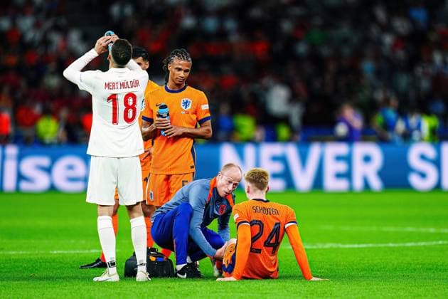 Verletzung Jerdy Schouten (Niederlande, 24) GER, Niederlande vs. Tuerkei, Fussball Europameisterschaft, UEFA EURO, EM, Europameisterschaft,Fussball 2024, Viertelfinale, 06.07.2024 GER, Niederlande vs. Tuerkei, Fussball Europameisterschaft, UEFA Euro 2024, Viertelfinale, 06.07.2024 Berlin Copyright: xEibner-Pressefoto MarcelxvonxFehrnx EP_MFN