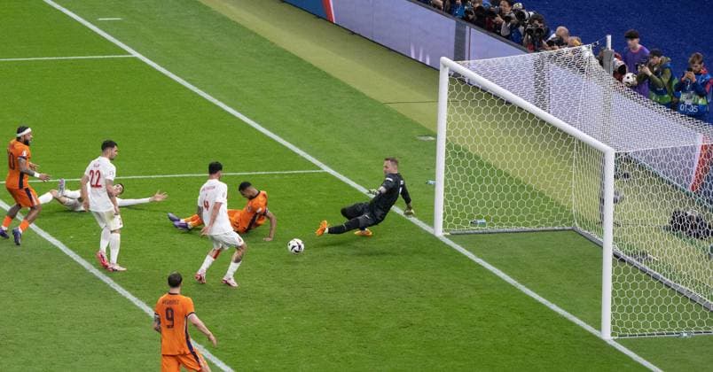 Fussball, Herren, Saison 2023 24, UEFA EURO, EM, Europameisterschaft,Fussball EM 2024, Viertelfinale in Berlin, Niederlande - Türkei, Cody Gakpo (2. v. r., Niederlande) erzielt das Tor zum 2:1 gegen Towart Mert Günok Cakir (Türkei), 06.07. 2024, Copyright: xMatthiasxKochx