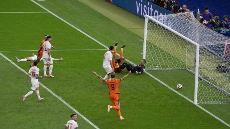 Fussball, Herren, Saison 2023 24, UEFA EURO, EM, Europameisterschaft,Fussball EM 2024, Viertelfinale in Berlin, Niederlande - Türkei, Cody Gakpo (2. v. r., Niederlande) erzielt das Tor zum 2:1 gegen Towart Mert Günok Cakir (Türkei), 06.07. 2024, Copyright: xMatthiasxKochx