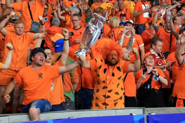 DEU, FIFA, EM-2024, NED vs. TUR, 06.07.2024, Berliner Olympiastadion, Berlin, DEU, FIFA, EM-2024, NED vs. TUR, im Bild Netherlandsfans, Fanblock, Pokal Foto: Juergen Engler nordphoto GmbH