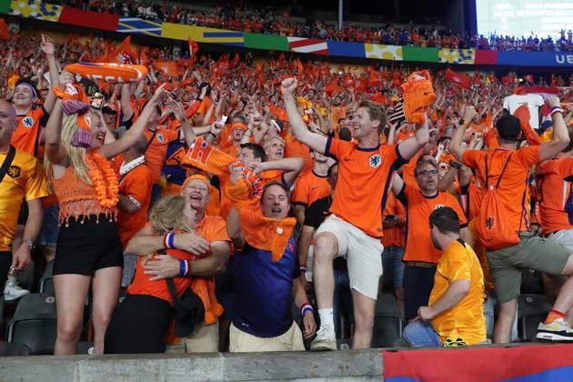 06.07.2024, xtgx, Fussball EM 2024 1 4 Finale, Niederlande - Türkei emspor, v.l. Jubel, Freude, Emotionen ueber den Sieg bei Emotionen, Fans, Stimmung, Fahnen, Logo, Holland, Niederlande, Zuschauer, Trikots, Oranje (UEFA REGULATIONS PROHIBIT ANY USE OF PHOTOGRAPHS as IMAGE SEQUENCES and or QUASI-VIDEO) Berlin