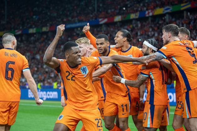 Fussball, Herren, Saison 2023 24, UEFA EURO, EM, Europameisterschaft,Fussball EM 2024, Viertelfinale in Berlin, Niederlande - Türkei, v. l. Stefan De Vrij (Niederlande), Denzel Dumfries (Niederlande), Jerdy Schouten (Niederlande), Cody Gakpo (Niederlande), Virgil van Dijk (Niederlande), Memphis Depay (Niederlande), Micky van de Ven (Niederlande), Wout Weghorst (Niederlande), Jubel nach Tor zum 2:1, 06.07. 2024, Copyright: xSebastianxRäppold MatthiasxKochx
