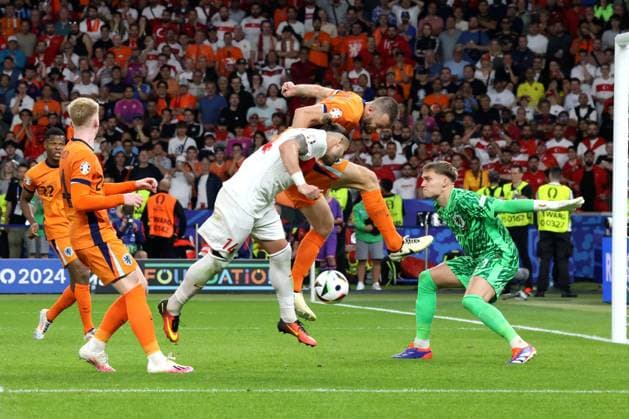 DEU, FIFA, EM-2024, NED vs. TUR, 06.07.2024, Berliner Olympiastadion, Berlin, DEU, FIFA, EM-2024, NED vs. TUR, im Bild Bart Verbruggen (NED 1), Stefan De Vrij (NED 6), Abduelkerim Bardakci (TUR 14) Foto: Juergen Engler nordphoto GmbH