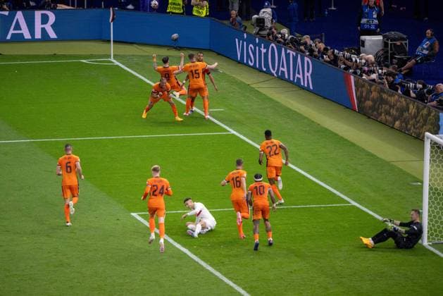 Fussball, Herren, Saison 2023 24, UEFA EURO, EM, Europameisterschaft,Fussball EM 2024, Viertelfinale in Berlin, Niederlande - Türkei, Holland-Jubel nach Tor zum 2:1 durch Cody Gakpo (oben rechts, Niederlande), Towart Mert Günok Cakir (Türkei) ist bedient, 06.07. 2024, Copyright: xMatthiasxKochx