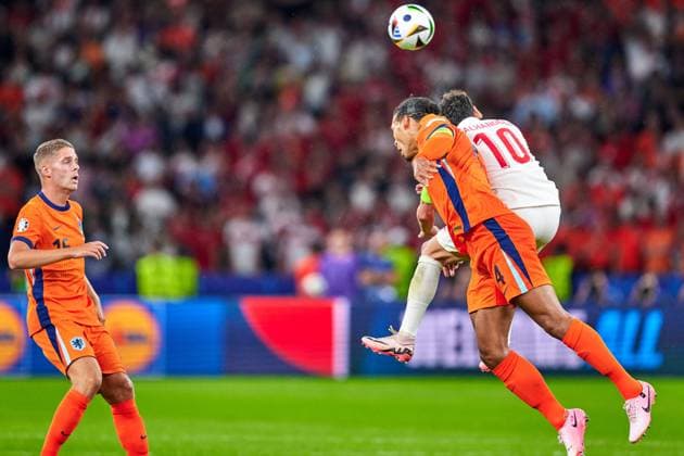 Virgil van Dijk (Niederlande, 04), Hakan Calhanoglu (Tuerkei, 10), Kopfball, GER, UEFA EURO, EM, Europameisterschaft,Fussball 2024, Fussball Herren, UEFA EM 2024, Viertelfinale, Quarter-finals, Niederlande vs. Tuerkei, Netherlands vs. Tuerkiye, 06.07.2024. GER, UEFA Euro 2024, Fussball Herren, UEFA EM 2024, Viertelfinale, Quarter-finals, Niederlande vs. Tuerkei, Netherlands vs. Tuerkiye, 06.07.2024. Berlin Copyright: xEibner-Pressefotox xClaudiusxRauchx EP_CRH