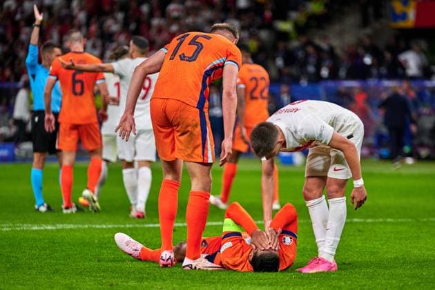 Virgil van Dijk (Niederlande, 04), am Boden, GER, UEFA EURO, EM, Europameisterschaft,Fussball 2024, Fussball Herren, UEFA EM 2024, Viertelfinale, Quarter-finals, Niederlande vs. Tuerkei, Netherlands vs. Tuerkiye, 06.07.2024. GER, UEFA Euro 2024, Fussball Herren, UEFA EM 2024, Viertelfinale, Quarter-finals, Niederlande vs. Tuerkei, Netherlands vs. Tuerkiye, 06.07.2024. Berlin Copyright: xEibner-Pressefotox xClaudiusxRauchx EP_CRH