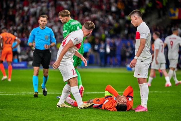 Virgil van Dijk (Niederlande, 04), am Boden, GER, UEFA EURO, EM, Europameisterschaft,Fussball 2024, Fussball Herren, UEFA EM 2024, Viertelfinale, Quarter-finals, Niederlande vs. Tuerkei, Netherlands vs. Tuerkiye, 06.07.2024. GER, UEFA Euro 2024, Fussball Herren, UEFA EM 2024, Viertelfinale, Quarter-finals, Niederlande vs. Tuerkei, Netherlands vs. Tuerkiye, 06.07.2024. Berlin Copyright: xEibner-Pressefotox xClaudiusxRauchx EP_CRH