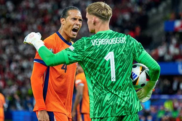 Virgil van Dijk (Niederlande, 04), Bart Verbruggen (Niederlande, 01), Freude, GER, UEFA EURO, EM, Europameisterschaft,Fussball 2024, Fussball Herren, UEFA EM 2024, Viertelfinale, Quarter-finals, Niederlande vs. Tuerkei, Netherlands vs. Tuerkiye, 06.07.2024. GER, UEFA Euro 2024, Fussball Herren, UEFA EM 2024, Viertelfinale, Quarter-finals, Niederlande vs. Tuerkei, Netherlands vs. Tuerkiye, 06.07.2024. Berlin Copyright: xEibner-Pressefotox xClaudiusxRauchx EP_CRH