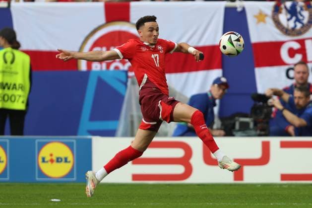 Ruben Vargas (Switzerland) in Aktion, am Ball, Einzelaktion, UEFA EURO, EM, Europameisterschaft,Fussball 2024 - Quarter-final, England vs Switzerland, Arena Düsseldorf am 06. July 2024 in Düsseldorf, Deutschland. (Foto von Oliver Kaelke DeFodi Images) Ruben Vargas (Switzerland) controls the ball, UEFA EURO 2024 - Quarter-final, England vs Switzerland, Arena Dusseldorf on July 6, 2024 in Dusseldorf, Germany. (Photo by Oliver Kaelke DeFodi Images) Defodi-678_2024_07_06_OK_ENGSUI_0656