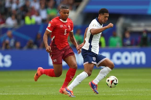 Manuel Akanji (Switzerland) und Jude Bellingham (England) im Zweikampf, UEFA EURO, EM, Europameisterschaft,Fussball 2024 - Quarter-final, England vs Switzerland, Arena Düsseldorf am 06. July 2024 in Düsseldorf, Deutschland. (Foto von Oliver Kaelke DeFodi Images) Manuel Akanji (Switzerland) und Jude Bellingham (England) battle for the ball, UEFA EURO 2024 - Quarter-final, England vs Switzerland, Arena Dusseldorf on July 6, 2024 in Dusseldorf, Germany. (Photo by Oliver Kaelke DeFodi Images) Defodi-678_2024_07_06_OK_ENGSUI_0765