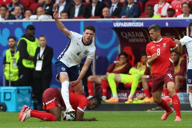 Declan Rice (England) und Breel Embolo (Switzerland) im Zweikampf, UEFA EURO, EM, Europameisterschaft,Fussball 2024 - Quarter-final, England vs Switzerland, Arena Düsseldorf am 06. July 2024 in Düsseldorf, Deutschland. (Foto von Oliver Kaelke DeFodi Images) Declan Rice (England) und Breel Embolo (Switzerland) battle for the ball, UEFA EURO 2024 - Quarter-final, England vs Switzerland, Arena Dusseldorf on July 6, 2024 in Dusseldorf, Germany. (Photo by Oliver Kaelke DeFodi Images) Defodi-678_2024_07_06_OK_ENGSUI_0918