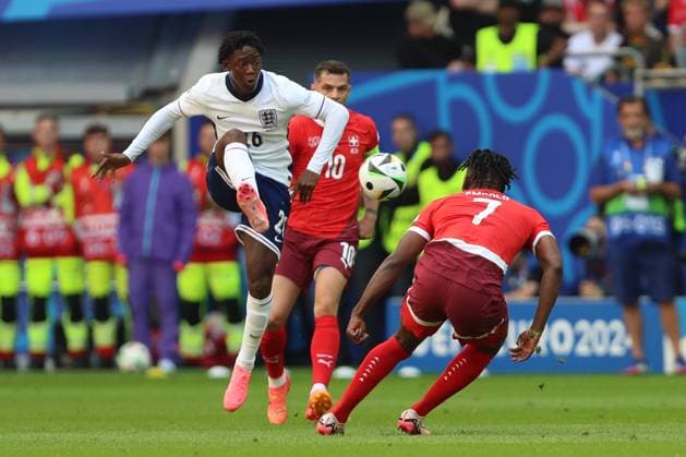 Kobbie Mainoo (England) und Breel Embolo (Switzerland) im Zweikampf, UEFA EURO, EM, Europameisterschaft,Fussball 2024 - Quarter-final, England vs Switzerland, Arena Düsseldorf am 06. July 2024 in Düsseldorf, Deutschland. (Foto von Oliver Kaelke DeFodi Images) Kobbie Mainoo (England) und Breel Embolo (Switzerland) battle for the ball, UEFA EURO 2024 - Quarter-final, England vs Switzerland, Arena Dusseldorf on July 6, 2024 in Dusseldorf, Germany. (Photo by Oliver Kaelke DeFodi Images) Defodi-678_2024_07_06_OK_ENGSUI_0995