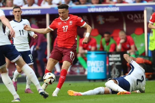 Ruben Vargas (Switzerland) und Kyle Walker (England) im Zweikampf, UEFA EURO, EM, Europameisterschaft,Fussball 2024 - Quarter-final, England vs Switzerland, Arena Düsseldorf am 06. July 2024 in Düsseldorf, Deutschland. (Foto von Oliver Kaelke DeFodi Images) Ruben Vargas (Switzerland) und Kyle Walker (England) battle for the ball, UEFA EURO 2024 - Quarter-final, England vs Switzerland, Arena Dusseldorf on July 6, 2024 in Dusseldorf, Germany. (Photo by Oliver Kaelke DeFodi Images) Defodi-678_2024_07_06_OK_ENGSUI_1199