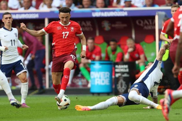 Ruben Vargas (Switzerland) und Kyle Walker (England) im Zweikampf, UEFA EURO, EM, Europameisterschaft,Fussball 2024 - Quarter-final, England vs Switzerland, Arena Düsseldorf am 06. July 2024 in Düsseldorf, Deutschland. (Foto von Oliver Kaelke DeFodi Images) Ruben Vargas (Switzerland) und Kyle Walker (England) battle for the ball, UEFA EURO 2024 - Quarter-final, England vs Switzerland, Arena Dusseldorf on July 6, 2024 in Dusseldorf, Germany. (Photo by Oliver Kaelke DeFodi Images) Defodi-678_2024_07_06_OK_ENGSUI_1198