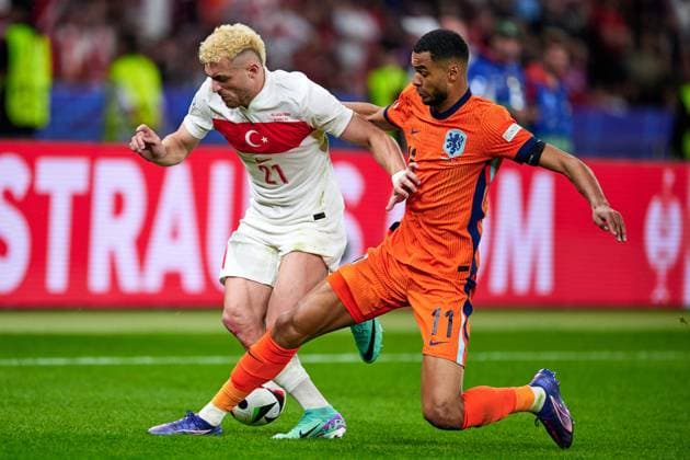Baris Alper Yilmaz (Tuerkei, 21), Cody Gakpo (Niederlande, 11), Zweikampf, GER, UEFA EURO, EM, Europameisterschaft,Fussball 2024, Fussball Herren, UEFA EM 2024, Viertelfinale, Quarter-finals, Niederlande vs. Tuerkei, Netherlands vs. Tuerkiye, 06.07.2024. GER, UEFA Euro 2024, Fussball Herren, UEFA EM 2024, Viertelfinale, Quarter-finals, Niederlande vs. Tuerkei, Netherlands vs. Tuerkiye, 06.07.2024. Berlin Copyright: xEibner-Pressefotox xClaudiusxRauchx EP_CRH