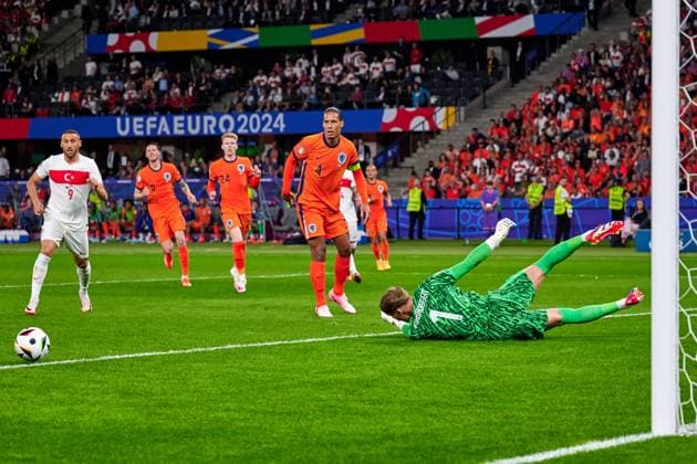 Cenk Tosun (Tuerkei, 09) , Virgil van Dijk (Niederlande, 04), mBart Verbruggen (Niederlande, 01), vor dem Tor, GER, UEFA EURO, EM, Europameisterschaft,Fussball 2024, Fussball Herren, UEFA EM 2024, Viertelfinale, Quarter-finals, Niederlande vs. Tuerkei, Netherlands vs. Tuerkiye, 06.07.2024. GER, UEFA Euro 2024, Fussball Herren, UEFA EM 2024, Viertelfinale, Quarter-finals, Niederlande vs. Tuerkei, Netherlands vs. Tuerkiye, 06.07.2024. Berlin Copyright: xEibner-Pressefotox xClaudiusxRauchx EP_CRH