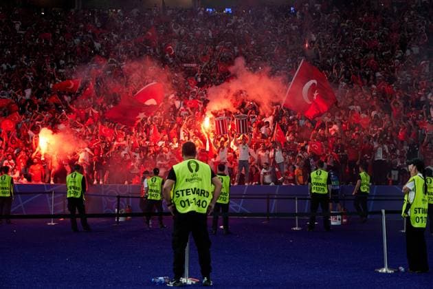 Bengalos Fans Tuerkei, GER, UEFA EURO, EM, Europameisterschaft,Fussball 2024, Fussball Herren, UEFA EM 2024, Viertelfinale, Quarter-finals, Niederlande vs. Tuerkei, Netherlands vs. Tuerkiye, 06.07.2024. GER, UEFA Euro 2024, Fussball Herren, UEFA EM 2024, Viertelfinale, Quarter-finals, Niederlande vs. Tuerkei, Netherlands vs. Tuerkiye, 06.07.2024. Berlin Copyright: xEibner-Pressefotox xClaudiusxRauchx EP_CRH