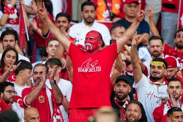Fans Tuerkei, Wolfsgruss, GER, UEFA EURO, EM, Europameisterschaft,Fussball 2024, Fussball Herren, UEFA EM 2024, Viertelfinale, Quarter-finals, Niederlande vs. Tuerkei, Netherlands vs. Tuerkiye, 06.07.2024. GER, UEFA Euro 2024, Fussball Herren, UEFA EM 2024, Viertelfinale, Quarter-finals, Niederlande vs. Tuerkei, Netherlands vs. Tuerkiye, 06.07.2024. Berlin Copyright: xEibner-Pressefotox xClaudiusxRauchx EP_CRH
