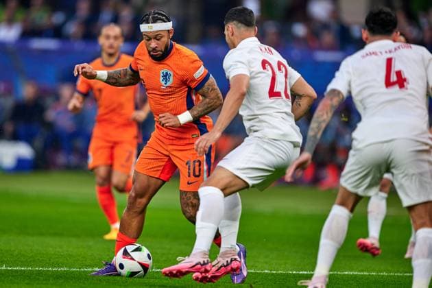 Memphis Depay (Niederlande, 10), Kaan Ayhan (Tuerkei, 22), GER, UEFA EURO, EM, Europameisterschaft,Fussball 2024, Fussball Herren, UEFA EM 2024, Viertelfinale, Quarter-finals, Niederlande vs. Tuerkei, Netherlands vs. Tuerkiye, 06.07.2024. GER, UEFA Euro 2024, Fussball Herren, UEFA EM 2024, Viertelfinale, Quarter-finals, Niederlande vs. Tuerkei, Netherlands vs. Tuerkiye, 06.07.2024. Berlin Copyright: xEibner-Pressefotox xClaudiusxRauchx EP_CRH