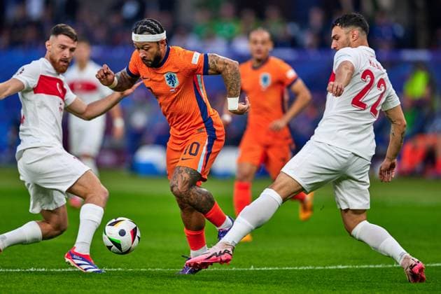 Memphis Depay (Niederlande, 10), Kaan Ayhan (Tuerkei, 22), GER, UEFA EURO, EM, Europameisterschaft,Fussball 2024, Fussball Herren, UEFA EM 2024, Viertelfinale, Quarter-finals, Niederlande vs. Tuerkei, Netherlands vs. Tuerkiye, 06.07.2024. GER, UEFA Euro 2024, Fussball Herren, UEFA EM 2024, Viertelfinale, Quarter-finals, Niederlande vs. Tuerkei, Netherlands vs. Tuerkiye, 06.07.2024. Berlin Copyright: xEibner-Pressefotox xClaudiusxRauchx EP_CRH